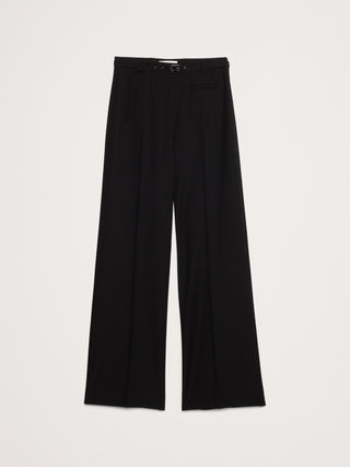 Pantalón elástico urbano de pierna ancha y talle medio.