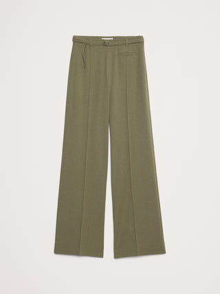 Pantalón elástico urbano de pierna ancha y talle medio.