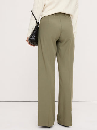 Pantalón elástico urbano de pierna ancha y talle medio.