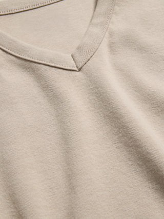 Camiseta ajustada con cuello en V alto.