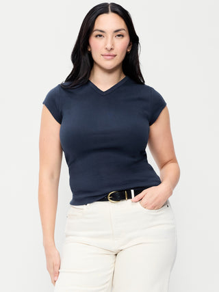 Camiseta ajustada con cuello en V alto.