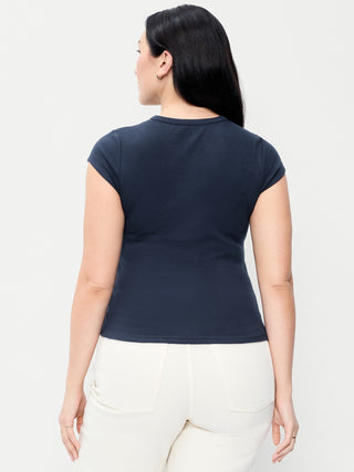 Camiseta ajustada con cuello en V alto.