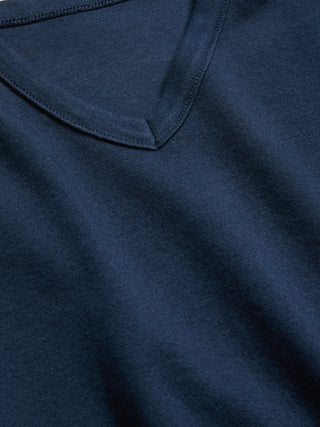 Camiseta ajustada con cuello en V alto.