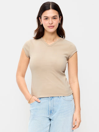 Camiseta ajustada con cuello en V alto.