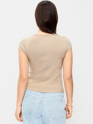 Camiseta ajustada con cuello en V alto.