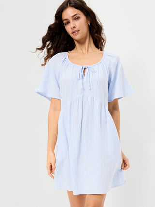 Minivestido con vuelo de gasa arrugada y mangas onduladas.