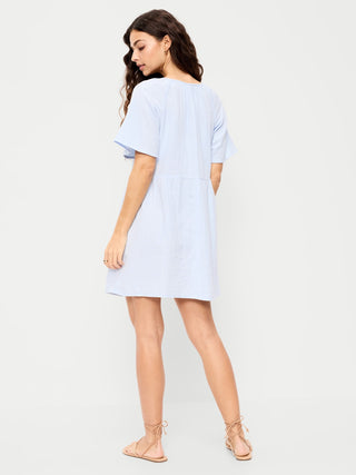 Minivestido con vuelo de gasa arrugada y mangas onduladas.