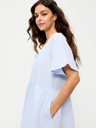 Minivestido con vuelo de gasa arrugada y mangas onduladas.