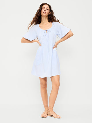 Minivestido con vuelo de gasa arrugada y mangas onduladas.