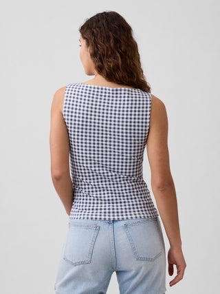 Camiseta sin mangas con cuello barco.