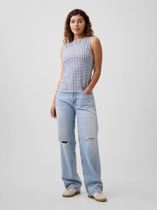 Camiseta sin mangas con cuello barco.