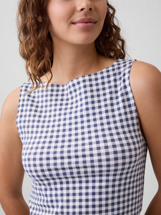 Camiseta sin mangas con cuello barco.