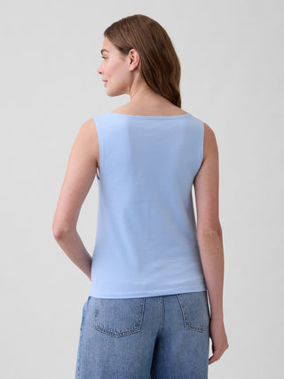 Camiseta sin mangas con cuello barco.