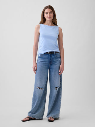 Camiseta sin mangas con cuello barco.