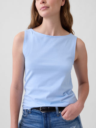 Camiseta sin mangas con cuello barco.