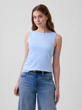 Camiseta sin mangas con cuello barco.