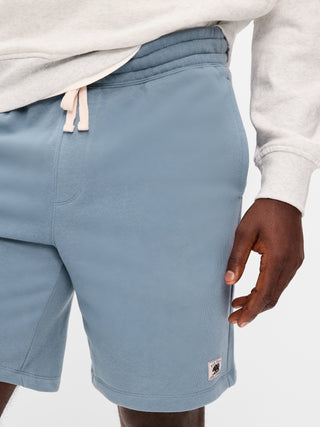 Shorts con logo de rotación: entrepierna de 7 pulgadas.