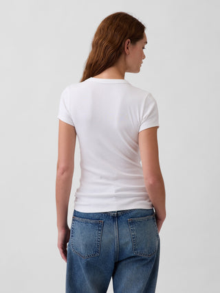 Camiseta moderna con cuello en V.