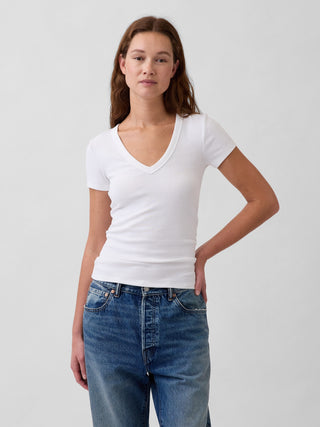 Camiseta moderna con cuello en V.