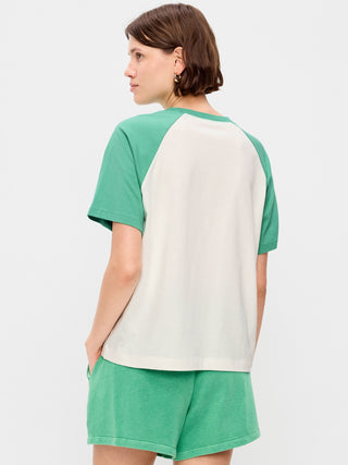 Camiseta raglán vintage con cuello redondo.