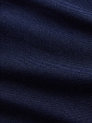 Camiseta moderna con cuello en V.