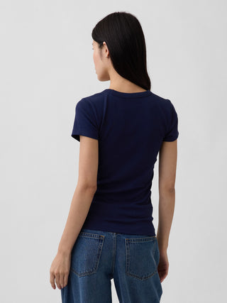 Camiseta moderna con cuello en V.