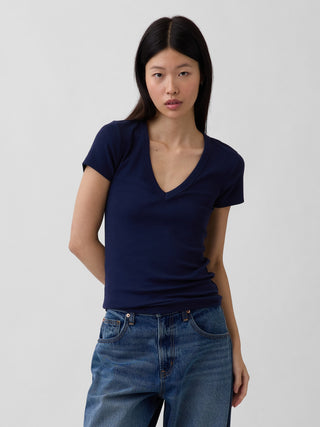 Camiseta moderna con cuello en V.