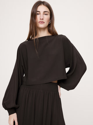 Top fruncido de georgette con cuello barco.