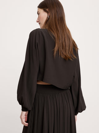 Top fruncido de georgette con cuello barco.