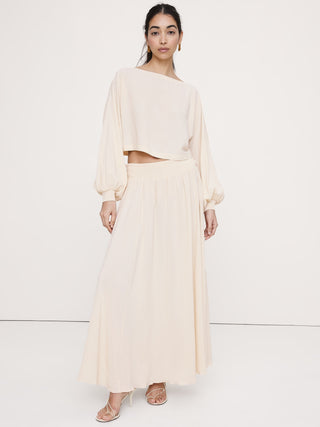 Top fruncido de georgette con cuello barco.