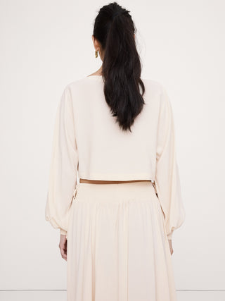 Top fruncido de georgette con cuello barco.