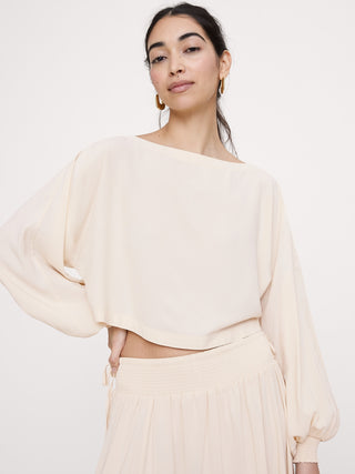 Top fruncido de georgette con cuello barco.