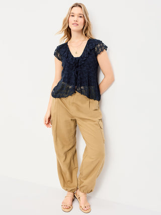 Top de encaje con volantes y frente abierto de manga corta.