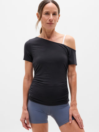 Camiseta con un hombro Move With Ease.