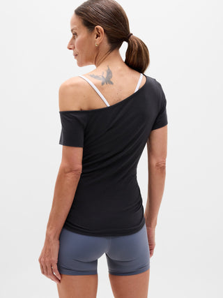 Camiseta con un hombro Move With Ease.