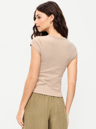 Camiseta ajustada con cuello en V alto.