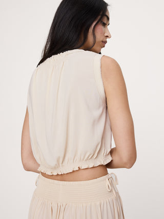 Camiseta sin mangas de georgette fruncida.