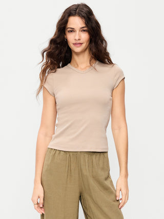 Camiseta ajustada con cuello en V alto.