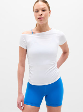Camiseta con un hombro Move With Ease.