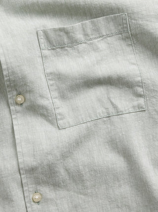Camisa holgada de lino y algodón con dobladillo recto.