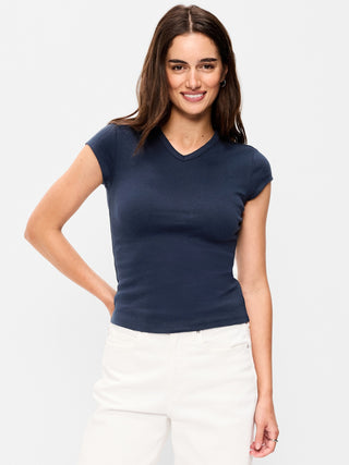 Camiseta ajustada con cuello en V alto.