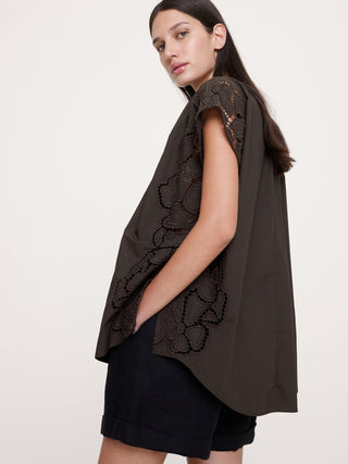 Túnica de popelina de algodón bordada con cuello dividido.