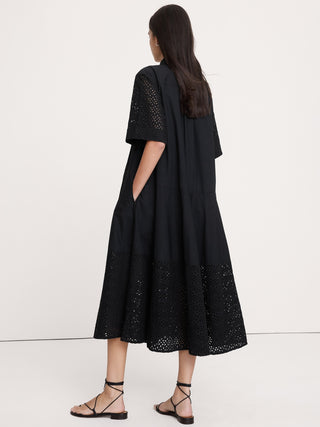 Vestido camisero largo trapecio con ojales.