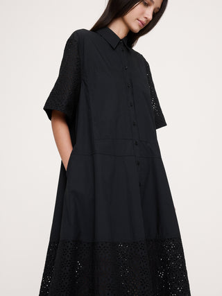 Vestido camisero largo trapecio con ojales.