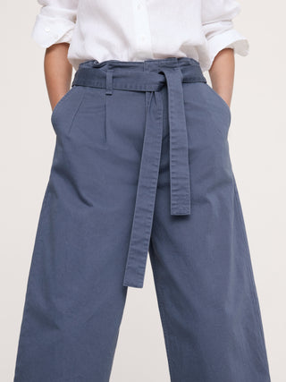 Pantalón Paperbag de tiro muy alto y pernera ancha.