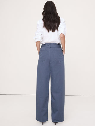Pantalón Paperbag de tiro muy alto y pernera ancha.