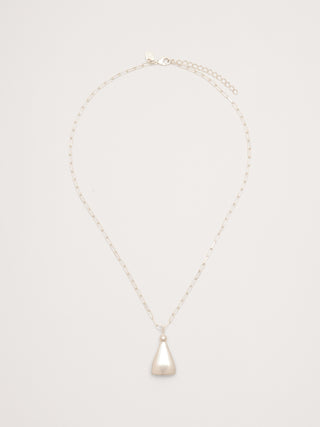 Collar con colgante de gota.