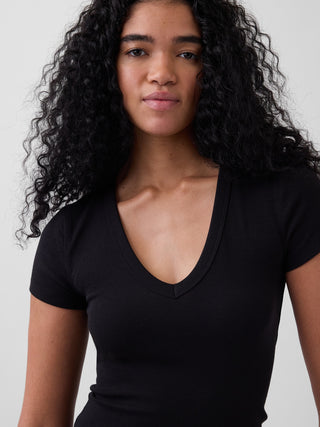 Camiseta moderna con cuello en V.