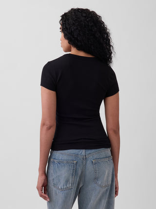 Camiseta moderna con cuello en V.