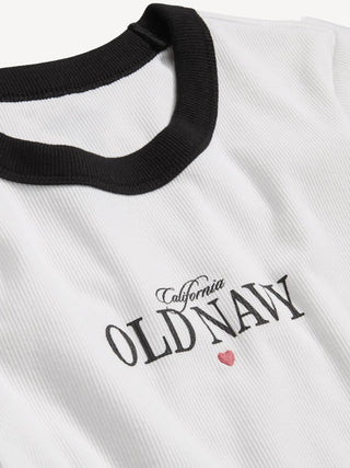 Camiseta corta ajustada.